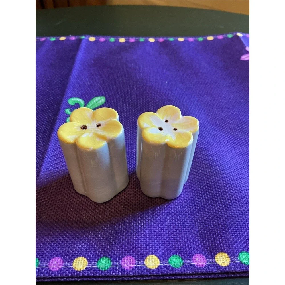 Vintage MCM 1940s Weil Ware Yellow Blossom Salt & Pepper‎ Shaker Set